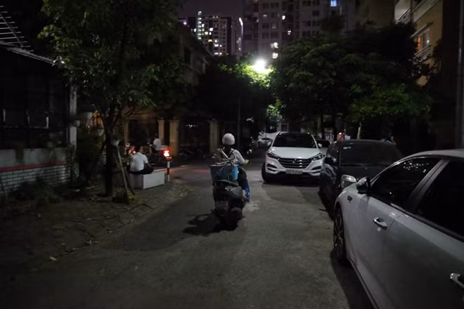 Vào buổi tối tại khu dân cư này thi thoảng vẫn có người chuyển đồ đạc đi.