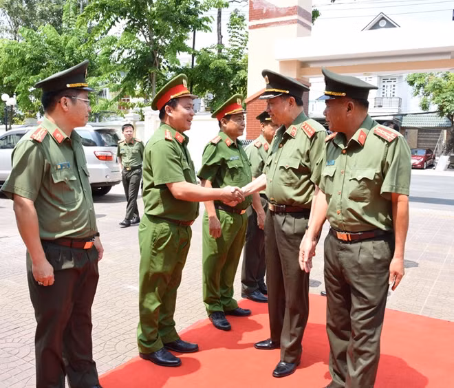 Bộ trưởng Tô Lâm đến thăm và làm việc tại Công an tỉnh Cà Mau.