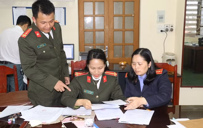 Cán bộ Phòng ANĐT Công an tỉnh Thanh Hoá và Viện KSND tỉnh nghiên cứu hồ sơ vụ việc.
