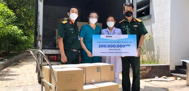 500 chai xà phòng rửa tay đậm đặc G&H Protect+ và 500 chai nước rửa đa năng L.O.C đến Bệnh viện Quân y 175.