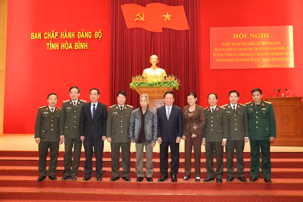 Thứ trưởng Bùi Văn Nam; Bí thư Tỉnh ủy Hòa Bình Bùi Văn Tỉnh với các đại biểu tham dự Hội nghị.