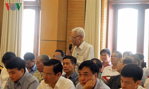 Cử tri Trần Viết Hoàn phát biểu.