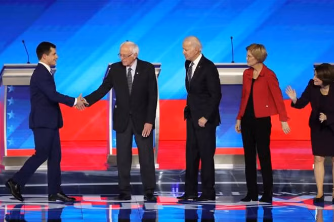 Từ trái sang phải: các ứng cử viên Pete Buttigieg, Bernie Sanders, Joe Biden, Elizabeth Warren và Amy Klobuchar, tại cuộc tranh luận bầu cử ở Manchester (New Hampshire), ngày 7/2/2020.
