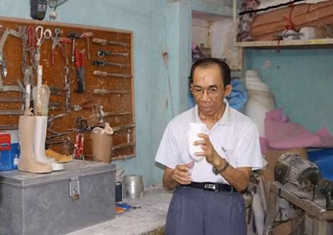 Giúp đỡ được người khuyết tật là hạnh phúc của vị bác sĩ già.