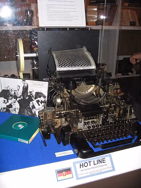 Nội thất của máy in teletype T-63 SU12 của Đông Đức đang lưu giữ tại Bảo tàng mật mã quốc gia của NSA. Ảnh nguồn: Wikipedia.