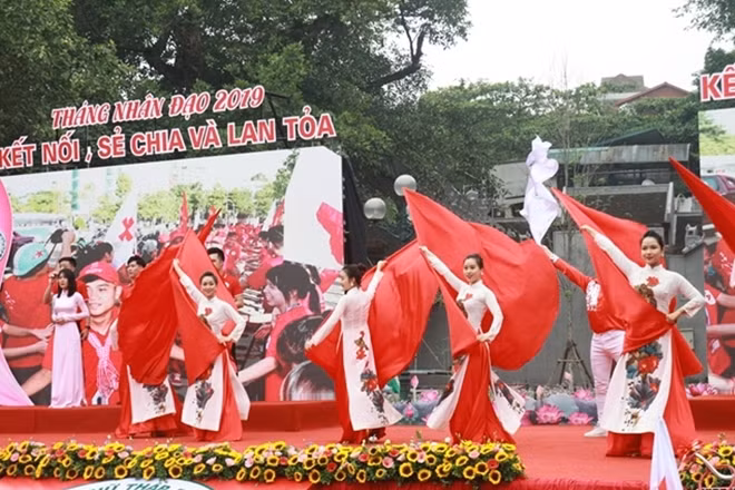 Văn nghệ chào mừng tại Lễ phát động.