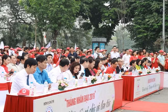 Chủ tịch Quốc hội Nguyễn Thị Kim Ngân, Phó Thủ tướng Vũ Đức Đam và các đại biểu nhắn tin ủng hộ “Tháng Nhân đạo” 2019.