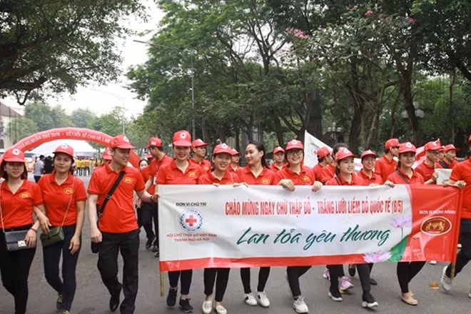Rất đông các tình nguyện viên hăng hái tham gia hưởng ứng Tháng Nhân đạo 2019 .