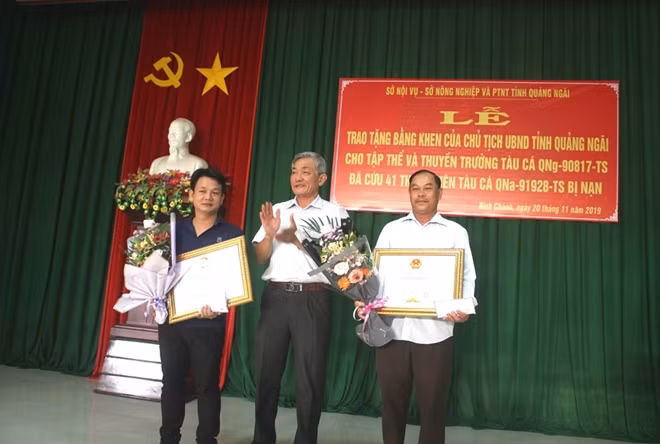 Tặng bằng khen cho tập thể ngư dân tàu cá QNg - 90817TS và thuyền trưởng Bùi Văn Danh - Ảnh: H.T.