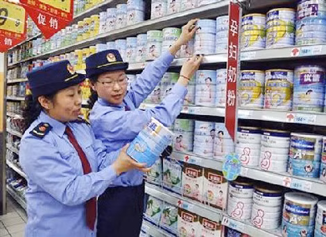 Kiểm tra chất lượng sữa bột trẻ em tại một siêu thị ở Liên Vân Cảng, tỉnh Giang Tô.