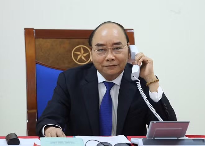 Thủ tướng Chính phủ Nguyễn Xuân Phúc điện đàm với Thủ tướng Australia Scott Morrison. Ảnh: VGP.