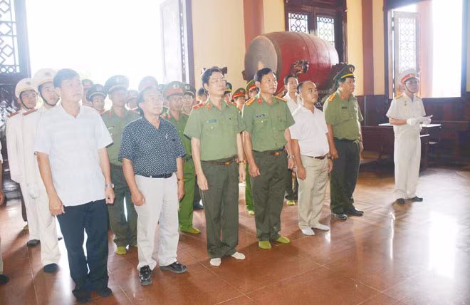 Thiếu tướng Phạm Văn Miên-Tổng Biên tập Báo CAND cùng lãnh đạo Công an tỉnh Gia Lai và UBND huyện Kbang viếng các anh hùng liệt sĩ.
