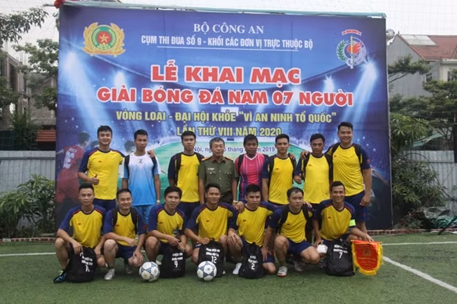 Các đội thi đấu chụp ảnh lưu niệm với Ban tổ chức.