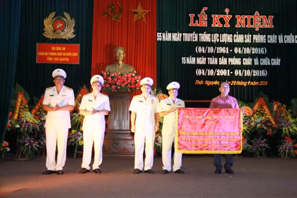 Đồng chí Trần Quốc Tỏ trao bức trướng tặng Cảnh sát PCCC tỉnh Thái Nguyên.