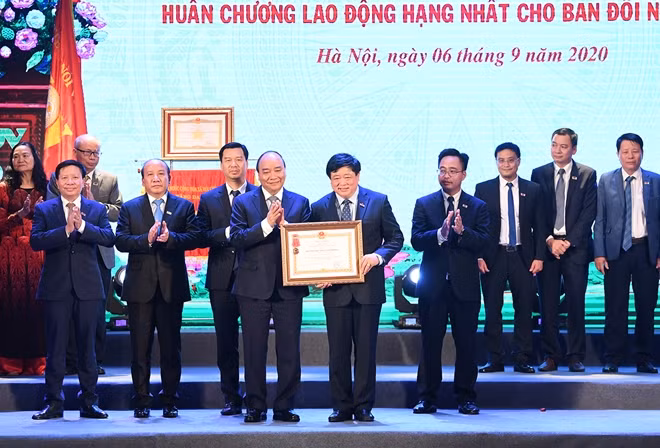 Thủ tướng trao các phần thưởng cao quý cho Đài tiếng nói Việt Nam. Ảnh VGP/Quang Hiếu