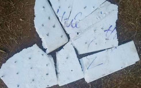 Những miếng xốp và đinh được rải trên đường quốc lộ ở Sơn La được người dân tìm thấy
