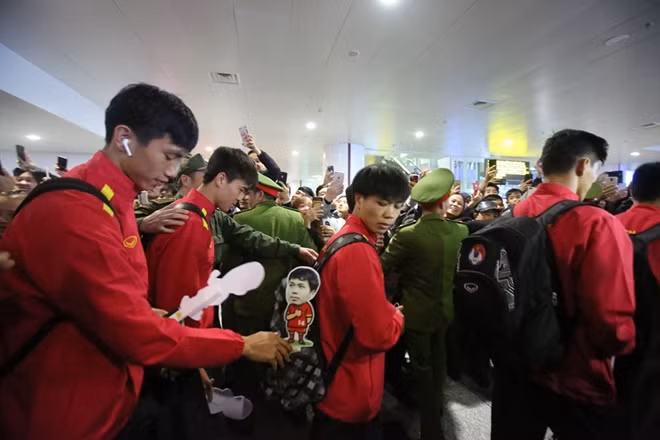 Công Phượng xuất hiện với một miếng dán ngộ nghĩnh trên balo.
