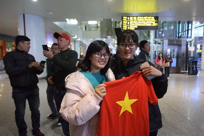 Không thiếu các nữ CĐV không quản mưa rét lặn lội đường xa đi đón những người hùng.