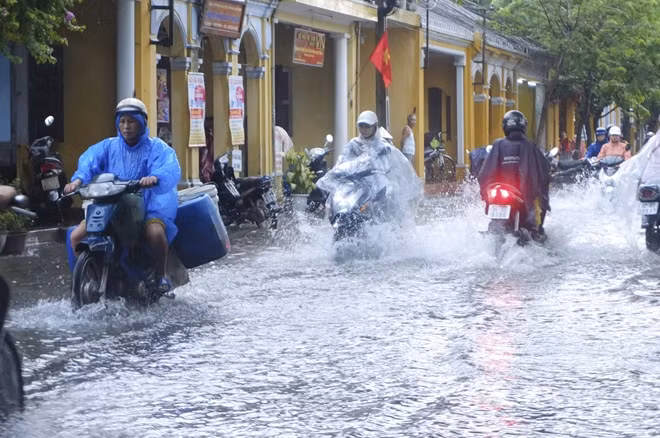 Nhiều tuyến đường tại TP. Hội An ngập trong biển nước.