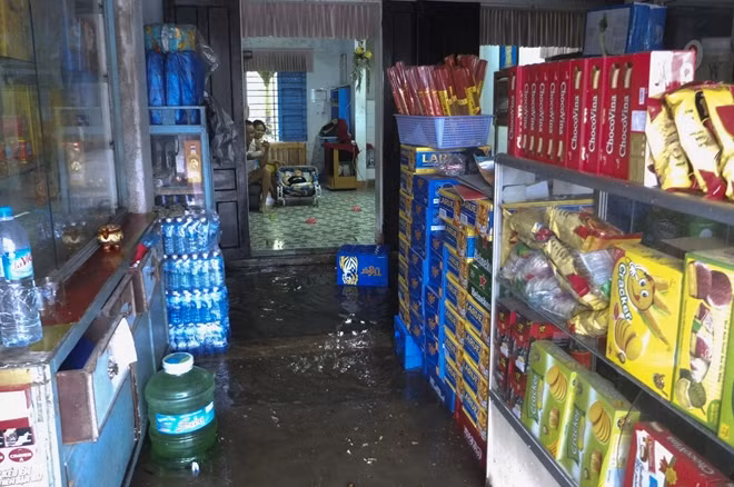 Nước tràn ngập cả nhà dân.
