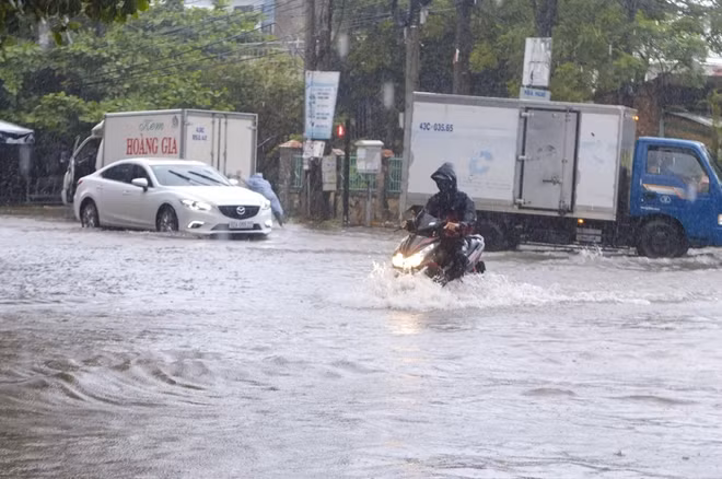 Mưa lớn, nhiều tuyến đường bị ngập nặng.
