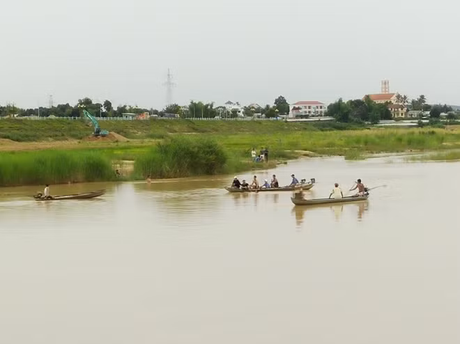 Lực lượng chức năng và nhân dân địa phương đang tích cực tìm kiếm thi thể nạn nhân còn lại.