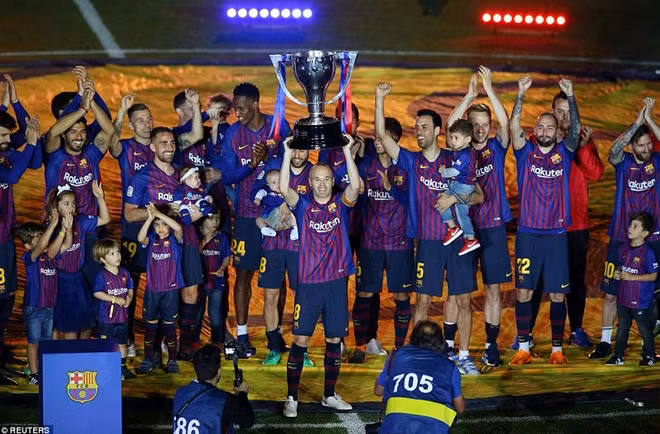 Ngày chia tay Iniesta cũng là ngày Barca nhận Cup La Liga thứ 25. Ảnh: Reuters.