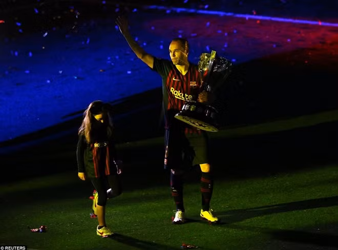 "Tôi muốn nói rằng trái tim tôi sẽ mãi thuộc về nơi này", Iniesta đã có những lời như thế trong nước mắt vào ngày chia tay Barcelona. Ảnh: Reuters.