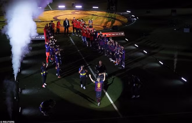Sau trận đấu các cầu thủ của Barcelona xếp thành hai hàng trong màn nhận Cup mà nhân vật chính là Iniesta. Ảnh: Reuters.
