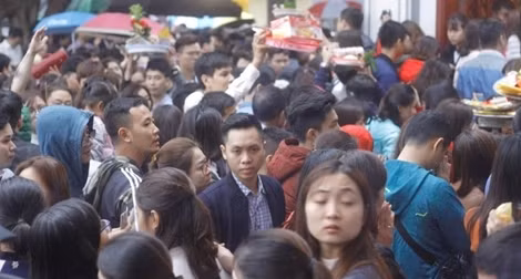 Phủ Tây Hồ chật kín người trong ngày đi làm đầu tiên sau Tết