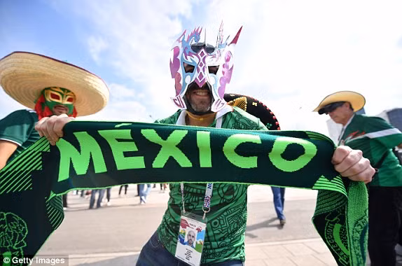 Cổ động viên Mexico luôn khiến khán đài rực lửa. Ảnh: EPA, Getty Image. Reuters