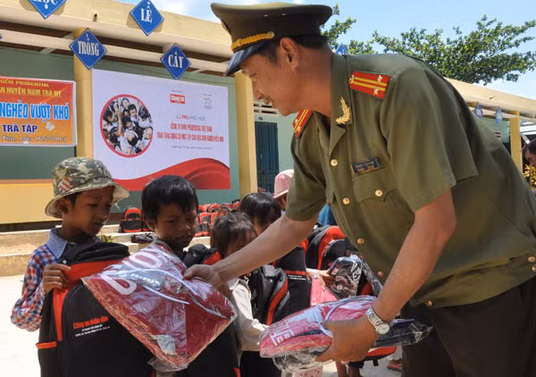Trung tá Nguyễn Văn Long trong một chuyến đi trao quà tình nghĩa.