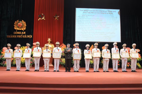 Nhiều tập thể, cá nhân có thành tích xuất sắc được Bộ Công an, UBND TP Hà nội tặng Bằng khen tại buổi Lễ.