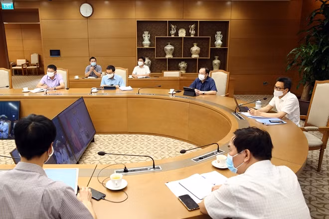 Lãnh đạo các tỉnh Bắc Ninh, Bắc Giang cho biết đang phối hợp có phương án đảm bảo hoạt động, tránh chuỗi đứt gãy sản xuất của các tập đoàn lớn, đa quốc gia, thực hiện “mục tiêu kép”, vừa chống dịch, vừa phát triển kinh tế. Ảnh: VGP/Đình Nam