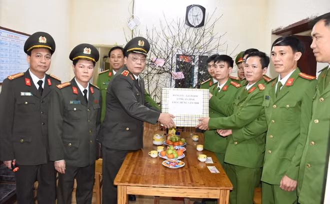 Thiếu tướng Nguyễn Hải Trung, Giám đốc Công an tỉnh thăm, chúc Tết CBCS Đội Cảnh sát bảo vệ mục tiêu Đồi Quyết thắng.