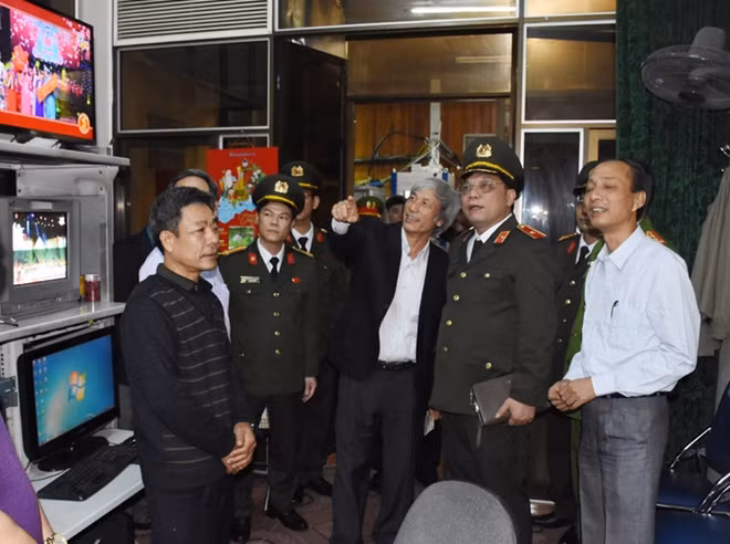 Lãnh đạo Công an tỉnh kiểm tra công tác đảm bảo ANTT tại các chốt bảo vệ ANTT đêm Giao thừa.