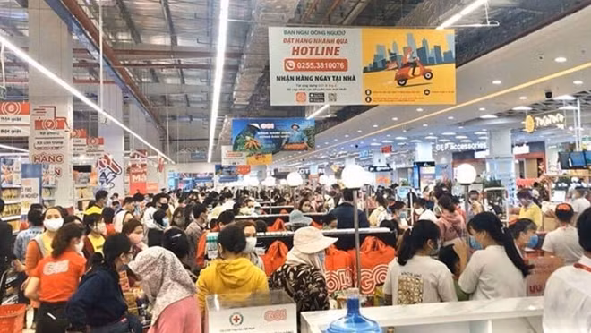 Hàng trăm người tập trung mua sắm tại TTTM Go!