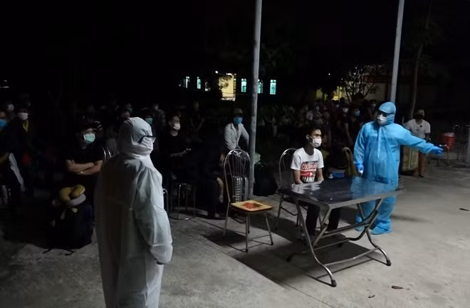 Bộ phận tiếp nhận làm các thủ tục đo thân nhiệt, khai báo y tế đối với số công dân vừa tiếp nhận.