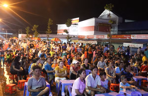 Đông đảo bà con thưởng thức chương trình văn nghệ do Sao Mai Group tổ chức.