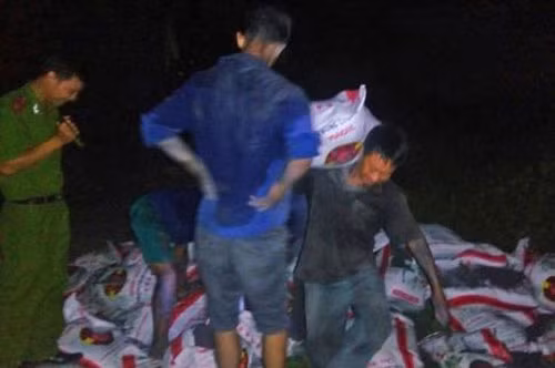 Cơ quan chức năng đã thu giữ 241 bao phân để niêm phong, chờ giám định.