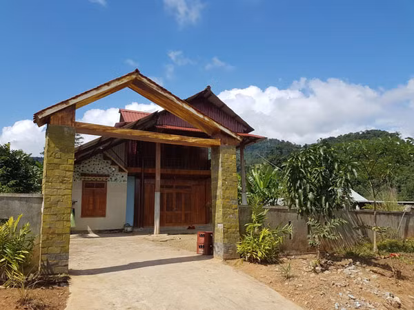 Nhiều ngôi nhà khang trang, trị giá hàng tỉ đồng ở 2 làng Pà Rum B và Pà Rum A.