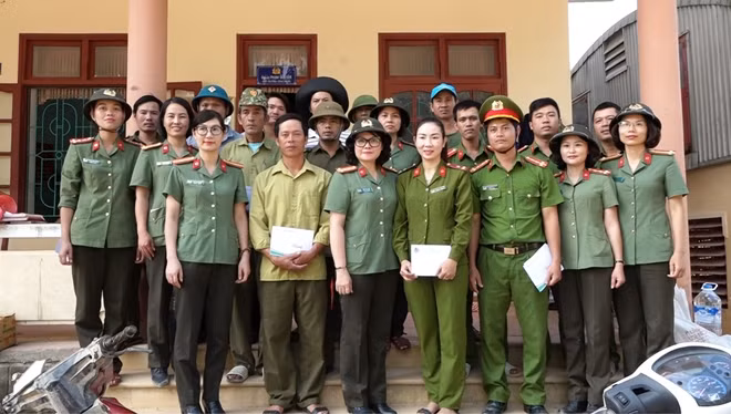 Đại tá Ngô Hoài thu cùng Đoàn phụ nữ CAND động viên Công an xã An Thuỷ.