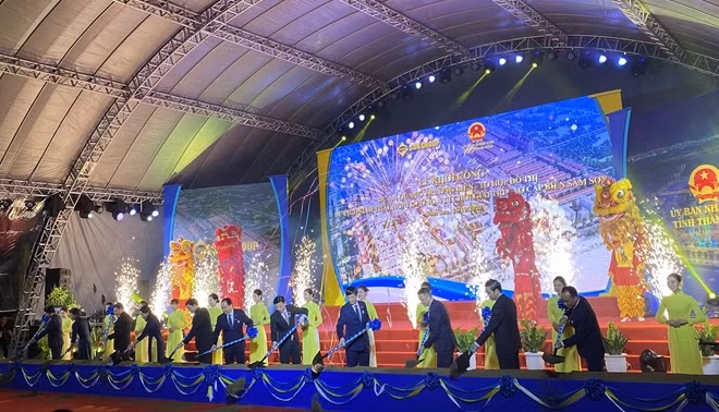 Các đại biểu thực hiện nghi thức khởi công Dự án quảng trường biển và tổ hợp đô thị du lịch sinh thái, nghỉ dưỡng, vui chơi giải trí cao cấp biển Sầm Sơn