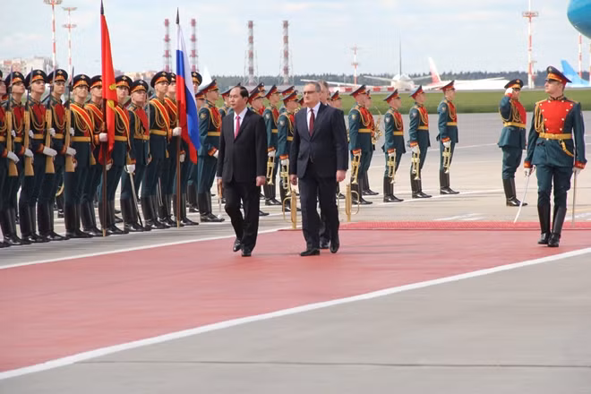 Chủ tịch nước Trần Đại Quang cùng đại diện lãnh đạo Bộ Ngoại giao Liên bang Nga duyệt Đội Danh dự.