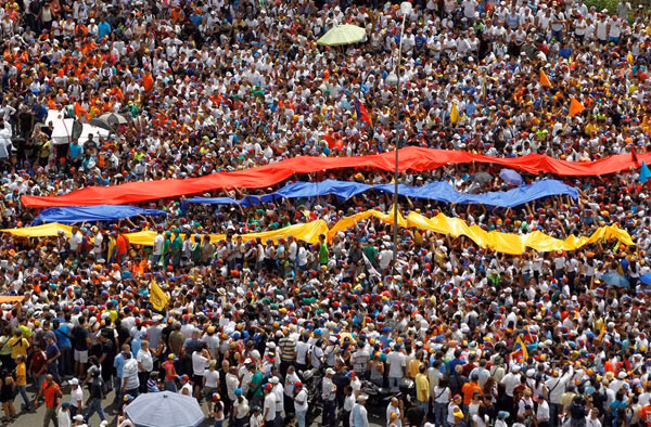 Hàng trăm ngàn người biểu tình chống chính phủ đổ xuống đường phố thủ đô Caracas. Ảnh: NBCNews