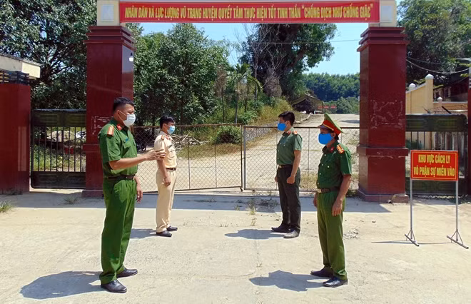Công an huyện Đại Lộc (Quảng Nam) ứng trực 24/24h tại khu cách ly tập trung.