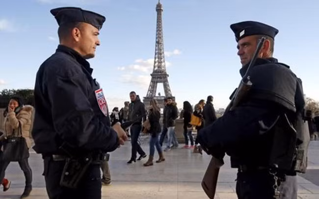 Cảnh sát Pháp tăng cường an ninh tại Paris.
