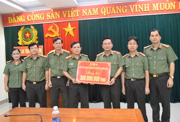 Đoàn công tác của Bộ Công an trao 300 triệu đồng từ quỹ Nghĩa tình đồng đội cho cán bộ, chiến sỹ Công an tỉnh Quảng Trị.