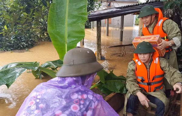 Chủ tịch UBND tỉnh Hà Tĩnh Đặng Quốc Khánh (người ngồi) và Thượng tá Nguyễn Thanh Liêm, Phó Giám đốc Công an tỉnh tham gia cứu trợ nhân dân vùng lũ Hương Khê. Chủ tịch UBND tỉnh Hà Tĩnh Đặng Quốc Khánh (người ngồi) và Thượng tá Nguyễn Thanh Liêm, Phó Giám đốc Công an tỉnh tham gia cứu trợ nhân dân vùng lũ Hương Khê.