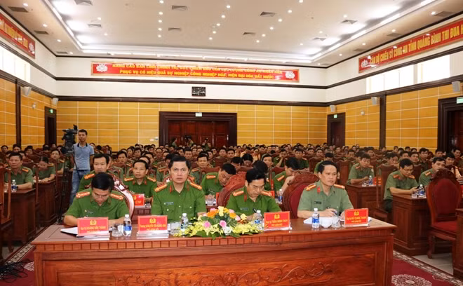Lãnh đạo Ban Giám đốc và các phòng, ban, đơn vị Công an Quảng Bình tham dự buổi làm việc.